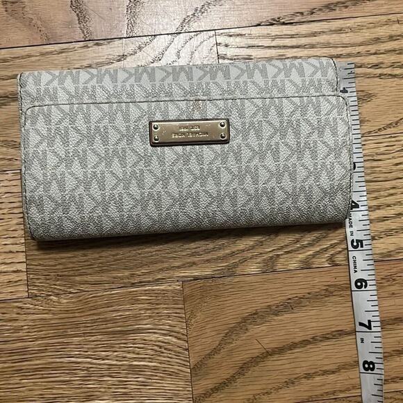 MICHAEL KORS SIGNATURE BIFOLD WALLET - Picture 7 of 7